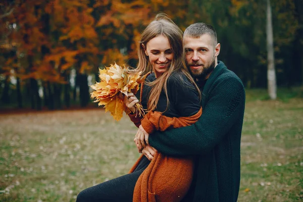 Casal elegante passar o tempo em um parque de outono — Fotografia de Stock