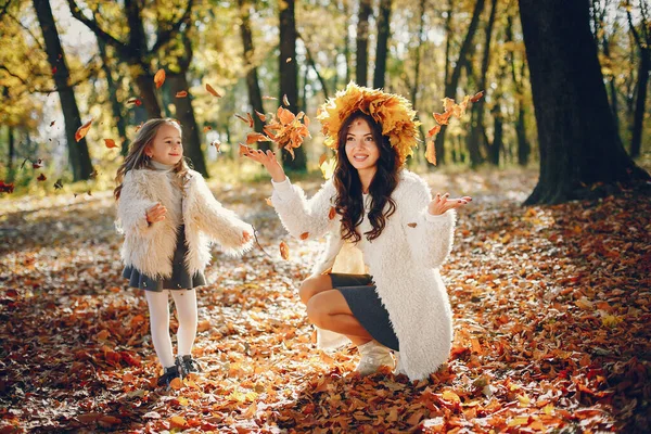 가을 공원에 있는 귀엽고 아름다운 가족 — 스톡 사진