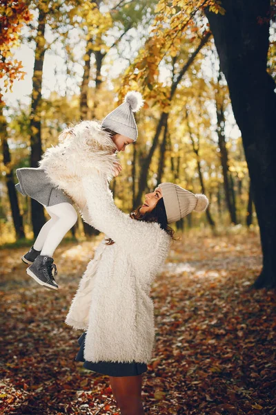 Nette und stylische Familie im Herbstpark — Stockfoto