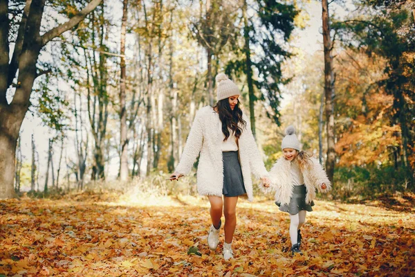 Famiglia carina ed elegante in un parco autunnale — Foto Stock