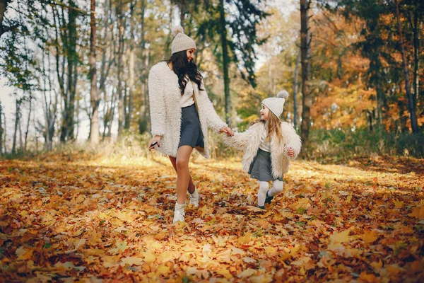 Cute i stylowa rodzina w jesiennym parku — Zdjęcie stockowe