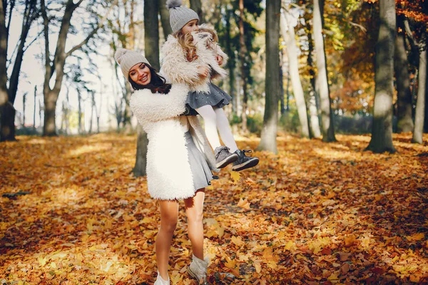 Aranyos és stílusos család egy őszi parkban — Stock Fotó