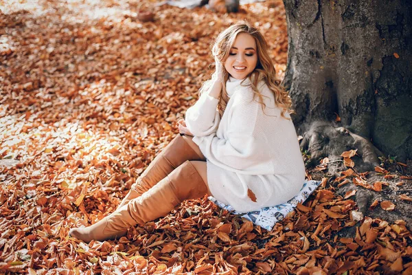 Menina elegante em um parque de outono ensolarado — Fotografia de Stock
