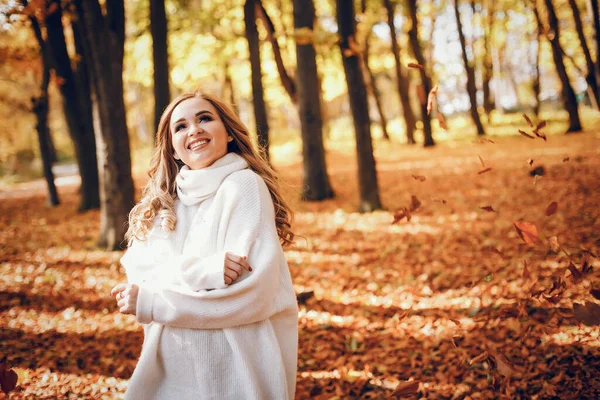 Elegantní dívka v slunném podzimním parku — Stock fotografie