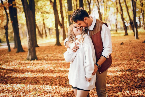Couple élégant dans un parc d'automne ensoleillé — Photo