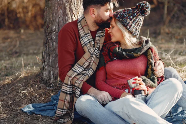 Paar sitzt im Frühlingswald am Baum — Stockfoto