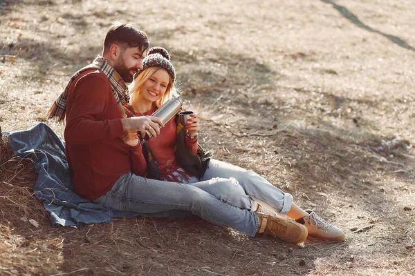 Casal sentado junto à árvore em uma floresta de primavera — Fotografia de Stock