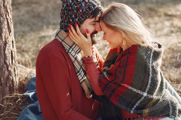 Casal sentado junto à árvore em uma floresta de primavera — Fotografia de Stock