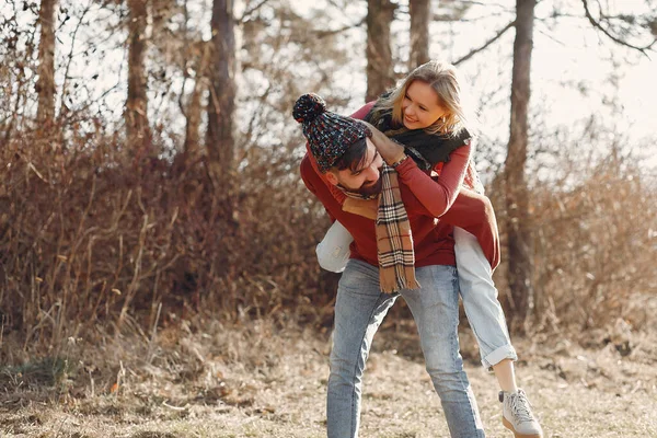 Pareja divertirse en un bosque de primavera — Foto de Stock