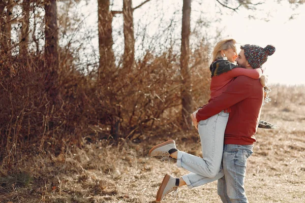 Couple amusez-vous dans une forêt de printemps — Photo