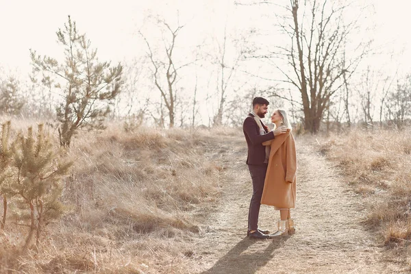 Couple marchant dans un champ de printemps — Photo