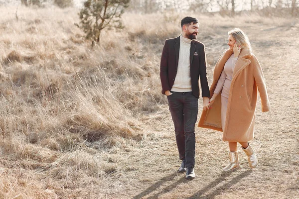 Bahar tarlasında yürüyen çift