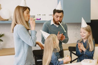Aile doğum gününü mutfakta kutluyor.