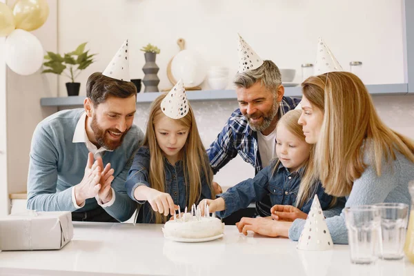 Aile doğum gününü mutfakta kutluyor. — Stok fotoğraf