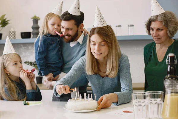 Rodzina świętuje urodziny w kuchni — Zdjęcie stockowe