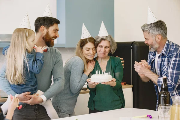 Rodzina świętuje urodziny babci w kuchni — Zdjęcie stockowe