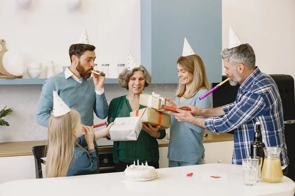 Família comemorando aniversário de sua avó na cozinha — Fotografia de Stock