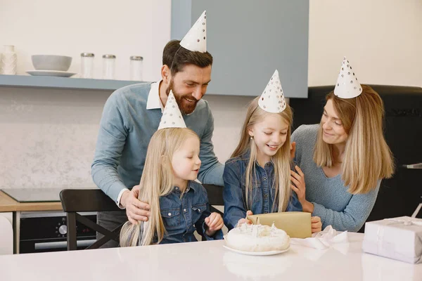 Rodzina świętuje urodziny w kuchni — Zdjęcie stockowe