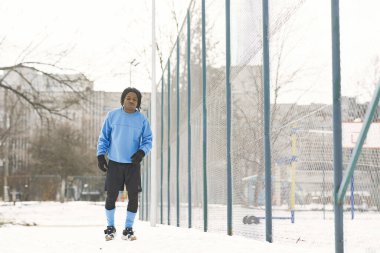 Afrika kökenli Amerikalı adam kış günü koşuyor.