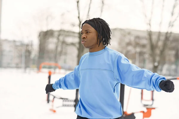 Африканский американец делает упражнения в зимний день — стоковое фото