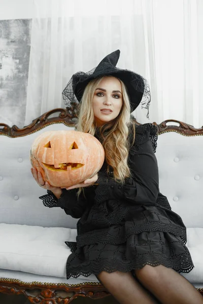Femme en costume se préparer pour Halloween — Photo
