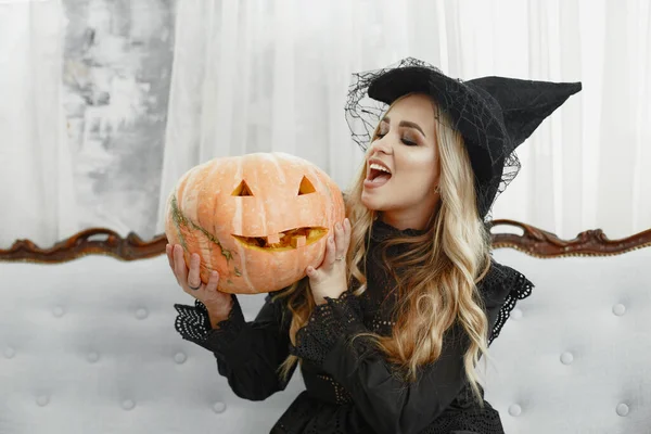 Mulher em traje se preparando para o Halloween — Fotografia de Stock