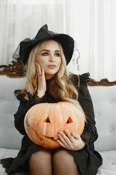 Nő jelmezben készül halloween — Stock Fotó