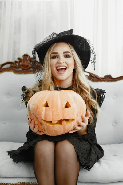 Kvinna i kostym redo för halloween — Stockfoto