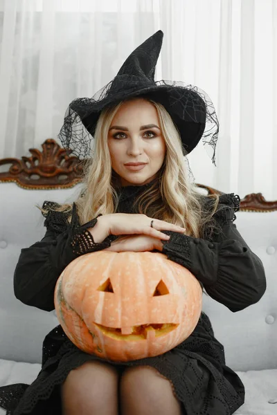 Nő jelmezben készül halloween — Stock Fotó