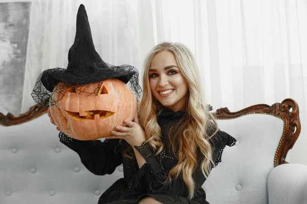 Mulher em traje se preparando para o Halloween — Fotografia de Stock