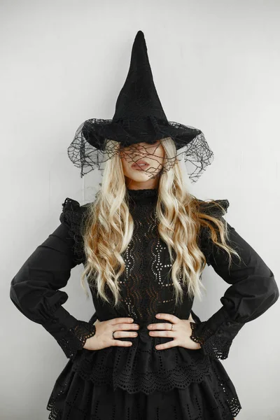 Kvinna i kostym redo för halloween — Stockfoto