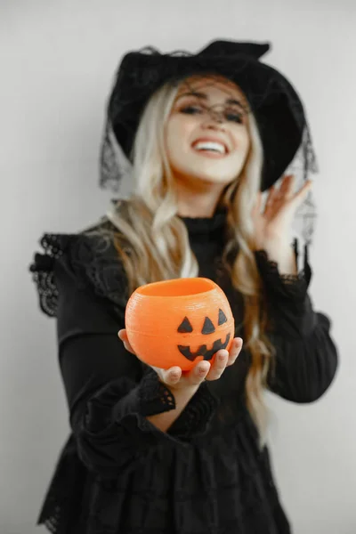 Kvinnan i svart kostym. Damen med halloween smink. Flicka på en vit bakgrund. — Stockfoto