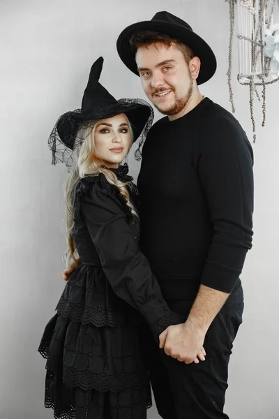 Familjen i kostym redo för halloween hemma — Stockfoto