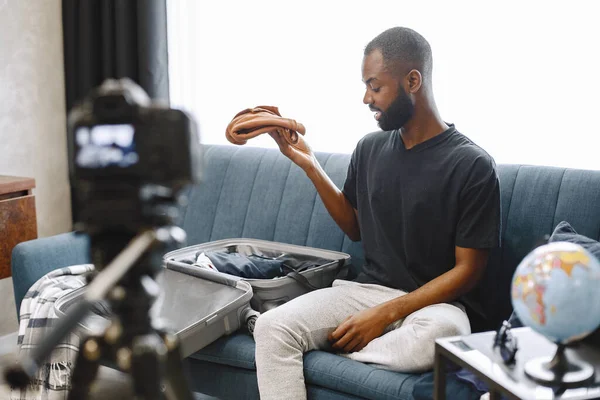Afrikanischer Blogger nimmt Vlog auf Digitalkamera auf — Stockfoto