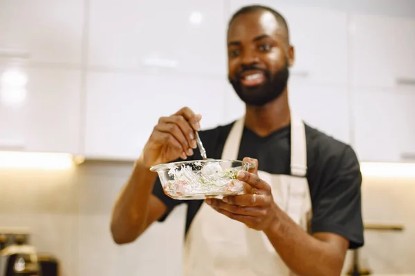 Fiducioso africano hipster uomo blogger registrazione vlog sulla cucina sulla fotocamera digitale rimanere in cucina — Foto Stock