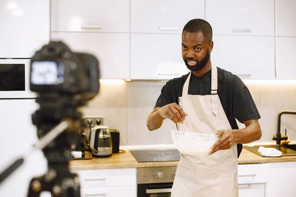 Afrikanischer Blogger nimmt Vlog auf Digitalkamera auf — Stockfoto