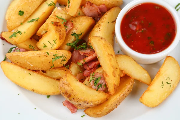 Batatas fritas com bacon suculento — Fotografia de Stock