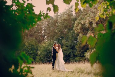 Parkta evlenen çift.