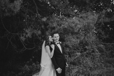 Parkta evlenen çift.