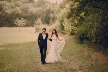 Parkta evlenen çift.