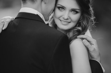 Parkta evlenen çift.