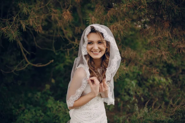 Casal de casamento no parque — Fotografia de Stock