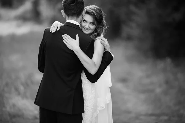 Hochzeitspaar im Park — Stockfoto