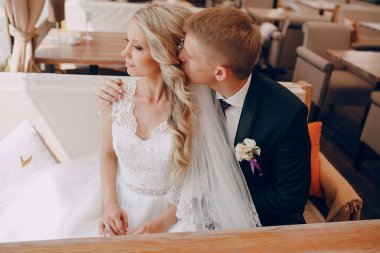 bir kafede oturan Çift