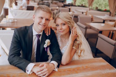 bir kafede oturan Çift