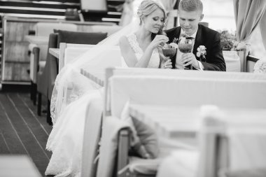 bir kafede oturan Çift