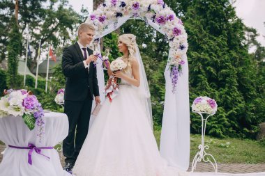 ormanda açık havada düğün töreni