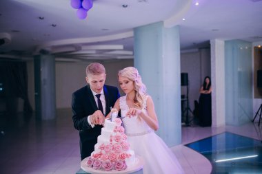 gelin düğün pastası kesti