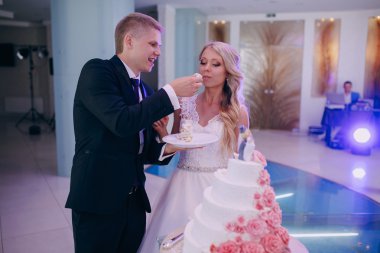 gelin düğün pastası kesti