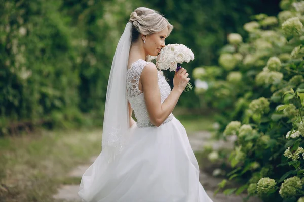 Prachtige blond bruidspaar — Stockfoto